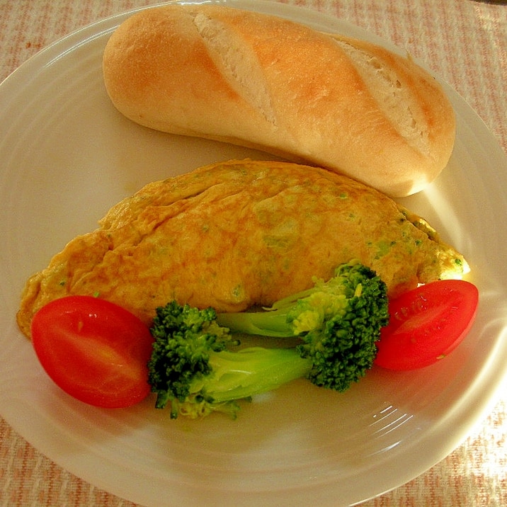 ブロッコリーと粉チーズのオムレツ＆プチパン朝食♪